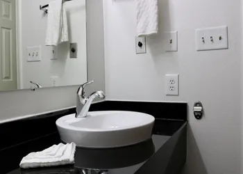 Heritage Inn & Suites hotel thumbnail 8