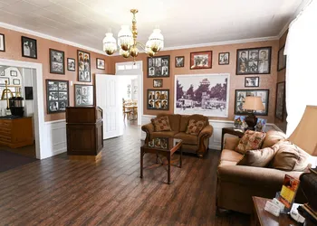 Parry Lodge hotel thumbnail 2