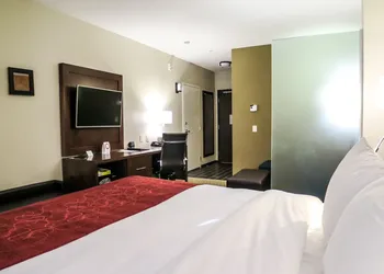 Comfort Suites Regina hotel thumbnail 7