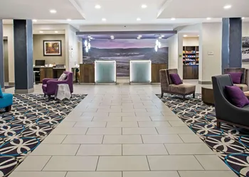 La Quinta Inn & Suites by Wyndham York hotel thumbnail 2