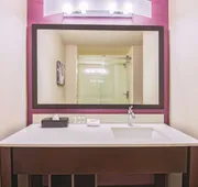 La Quinta Inn & Suites by Wyndham York hotel detail image 4