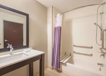 La Quinta Inn & Suites by Wyndham York hotel thumbnail 5