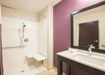 La Quinta Inn & Suites by Wyndham York hotel thumbnail 6
