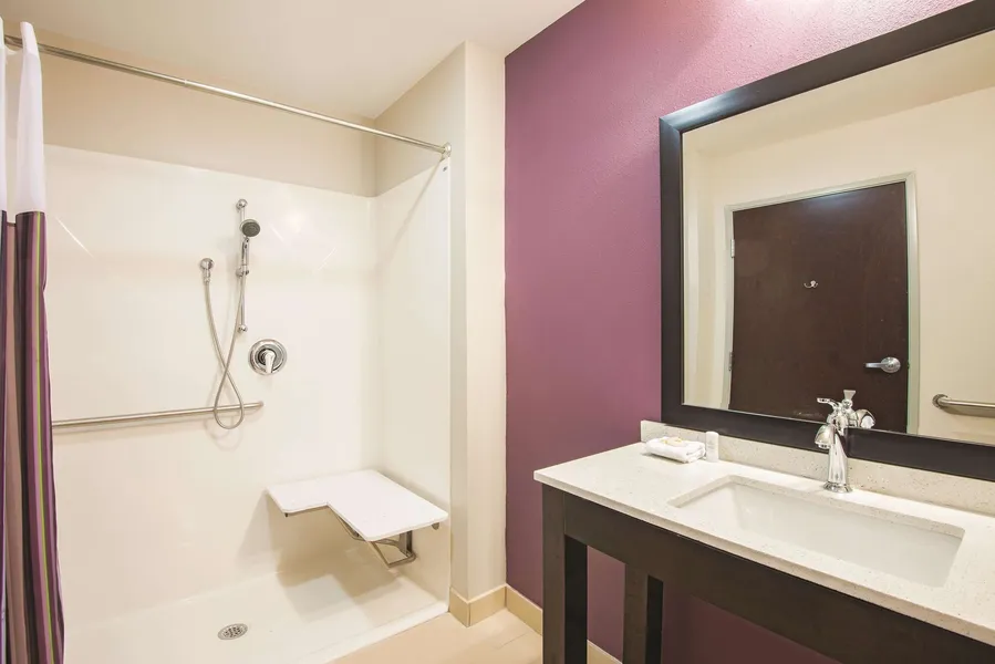 La Quinta Inn & Suites by Wyndham York hotel detail image 6