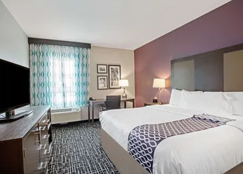 La Quinta Inn & Suites by Wyndham York hotel thumbnail 7