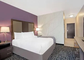 La Quinta Inn & Suites by Wyndham York hotel thumbnail 8