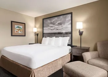 Super 8 by Wyndham Lincoln North hotel thumbnail 6