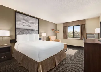 Super 8 by Wyndham Lincoln North hotel thumbnail 7