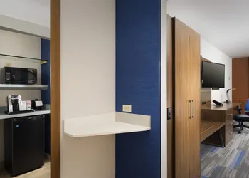 Holiday Inn Express & Suites Altoona by IHG hotel thumbnail 7