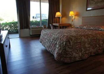 Executive Inn & Suites hotel thumbnail 6