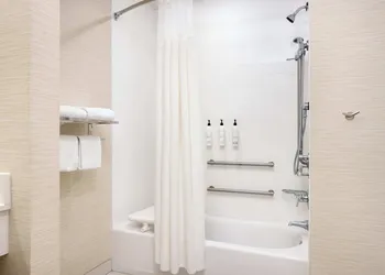 Fairfield Inn & Suites by Marriott Lincoln Southeast hotel thumbnail 4