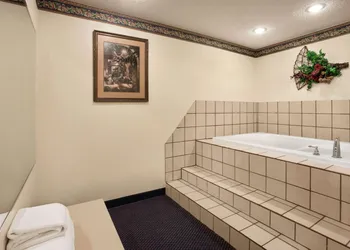Travelodge by Wyndham Fort Scott hotel thumbnail 8