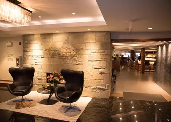 Qualicum Beach Inn hotel thumbnail 3