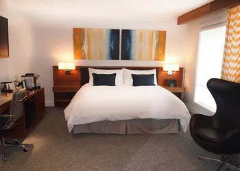Qualicum Beach Inn hotel thumbnail 6