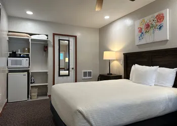 Bluebird Inn hotel thumbnail 7