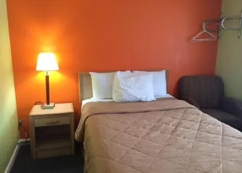 Fels Three Crown Motel hotel thumbnail 4