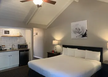 Golden Haven Hot Springs hotel thumbnail 3