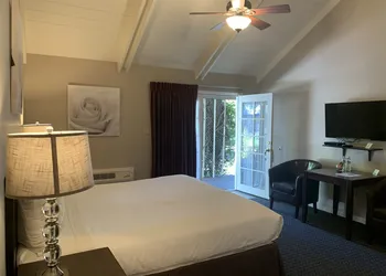 Golden Haven Hot Springs hotel thumbnail 4