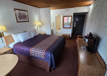 Smartwood Inn hotel thumbnail 5