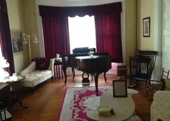 Victorian Charm Inn hotel thumbnail 2