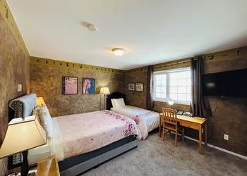 Midnight Sun Inn hotel thumbnail 3