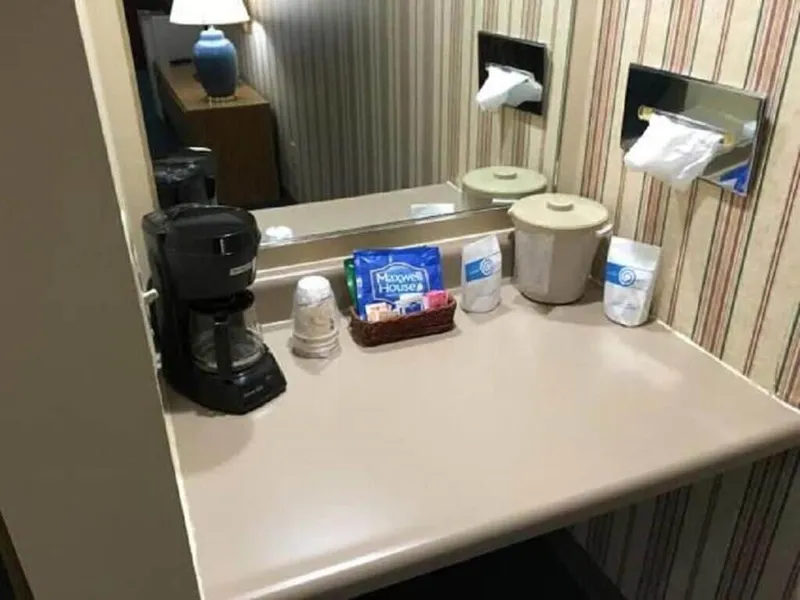 Dollinger's Motor Inn hotel detail image 6