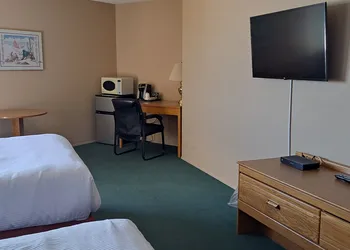 Travelodge by Wyndham Lacombe hotel thumbnail 6