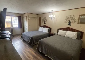 Cedar Wood Inn hotel thumbnail 2