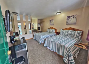 Cedar Wood Inn hotel thumbnail 3