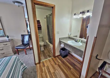 Cedar Wood Inn hotel thumbnail 6