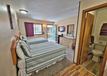 Cedar Wood Inn hotel thumbnail 7