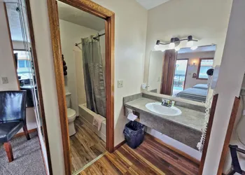 Cedar Wood Inn hotel thumbnail 8