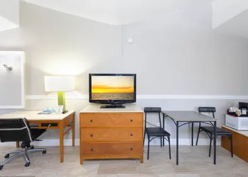 Warm Mineral Springs Motel hotel thumbnail 8