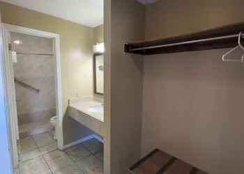 Economy Inn hotel thumbnail 2