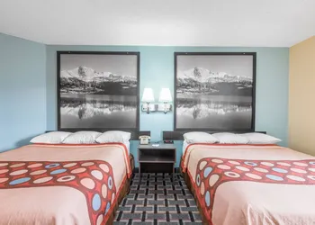Super 8 by Wyndham Henderson North East Denver hotel thumbnail 8