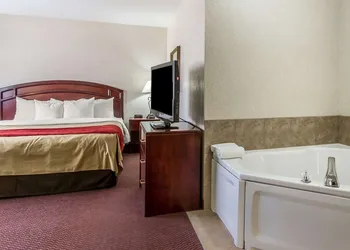 Quality Inn & Suites Fort Madison near Hwy 61 hotel thumbnail 4