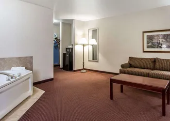 Quality Inn & Suites Fort Madison near Hwy 61 hotel thumbnail 5