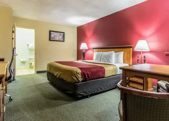Econo Lodge Whiteville hotel thumbnail 7