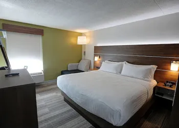 Holiday Inn Express & Suites Toronto Airport West by IHG hotel thumbnail 2