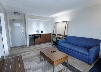 Holiday Inn Express & Suites Toronto Airport West by IHG hotel thumbnail 4