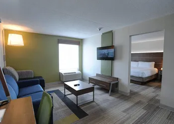 Holiday Inn Express & Suites Toronto Airport West by IHG hotel thumbnail 6