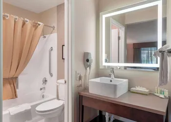 Quality Inn & Suites Camarillo - Oxnard hotel thumbnail 7