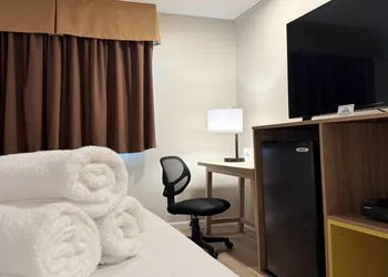 Days Inn by Wyndham Torrington hotel thumbnail 8
