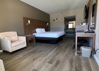 Quality Inn & Suites near Six Flags - Austell hotel thumbnail 7