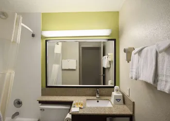 Days Inn by Wyndham Rome Downtown hotel thumbnail 6