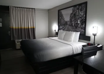 Super 8 by Wyndham Savannah hotel thumbnail 2