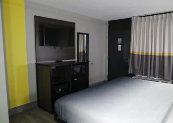 Super 8 by Wyndham Savannah hotel thumbnail 3