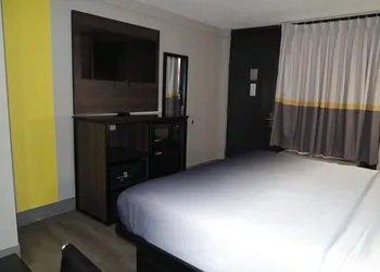 Super 8 by Wyndham Savannah hotel thumbnail 5
