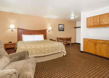 Super 8 by Wyndham Goodland hotel thumbnail 3