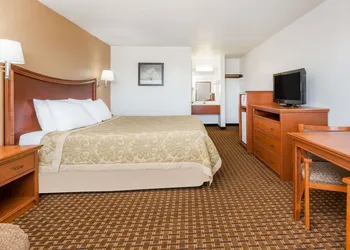 Super 8 by Wyndham Goodland hotel thumbnail 4